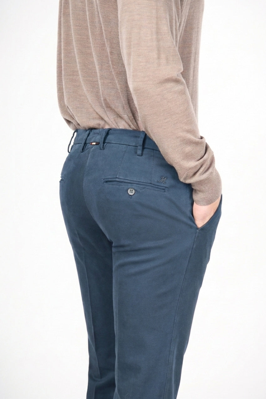 New York men’s chino pants in stretch gabardine with regular fit ①
