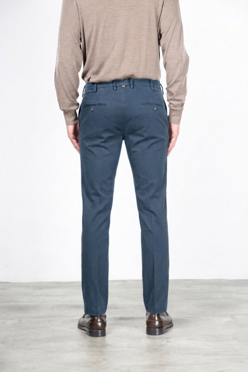 New York men’s chino pants in stretch gabardine with regular fit ①
