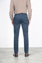 New York men’s chino pants in stretch gabardine with regular fit ①
