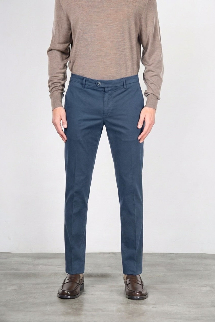 New York men’s chino pants in stretch gabardine with regular fit ①
