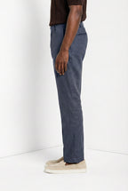 Pantalone chino uomo New York Icon Flex Mason's carta da zucchero in twill regular fit, vista frontale su modello SS26