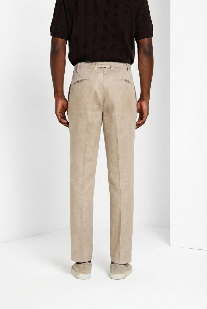 Pantalone chino uomo New York Icon Flex Mason's beige chiaro in twill regular fit, vista laterale su modello SS26