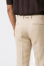 Pantalone chino uomo New York Icon Flex Mason's beige chiaro in twill regular fit, vista posteriore su modello SS26