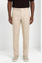 Dettaglio gamba pantalone chino uomo New York Icon Flex Mason's beige chiaro in twill SS26