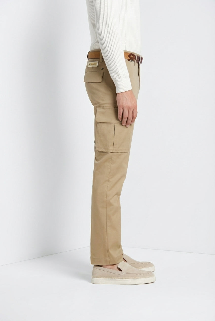 Pantalone cargo uomo Chile Royal Mason's gabardina tinto pezza kaki in gabardina regular fit, vista laterale su modello SS26
