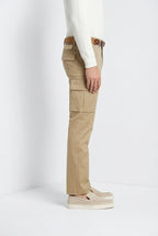 Pantalone cargo uomo Chile Royal Mason's gabardina tinto pezza kaki in gabardina regular fit, vista laterale su modello SS26
