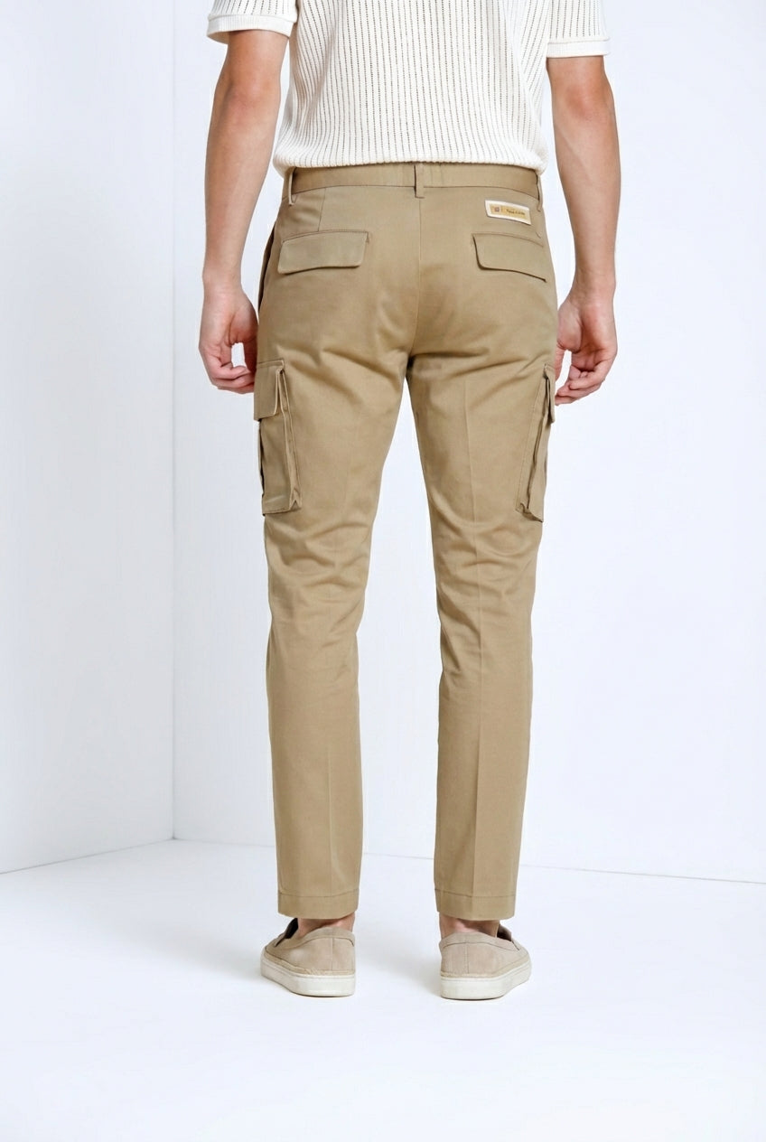 Pantalone cargo uomo Chile Royal Mason's gabardina tinto pezza kaki in gabardina regular fit, vista posteriore su modello SS26