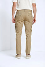 Pantalone cargo uomo Chile Royal Mason's gabardina tinto pezza kaki in gabardina regular fit, vista posteriore su modello SS26