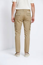 Dettaglio gamba pantalone cargo uomo Chile Royal Mason's gabardina tinto pezza kaki in gabardina SS26