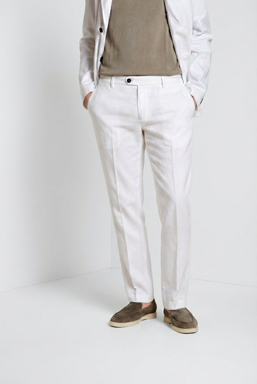 Pantalone chino uomo New York Cambridge Mason's bianco in twill regular fit, vista frontale su modello SS26