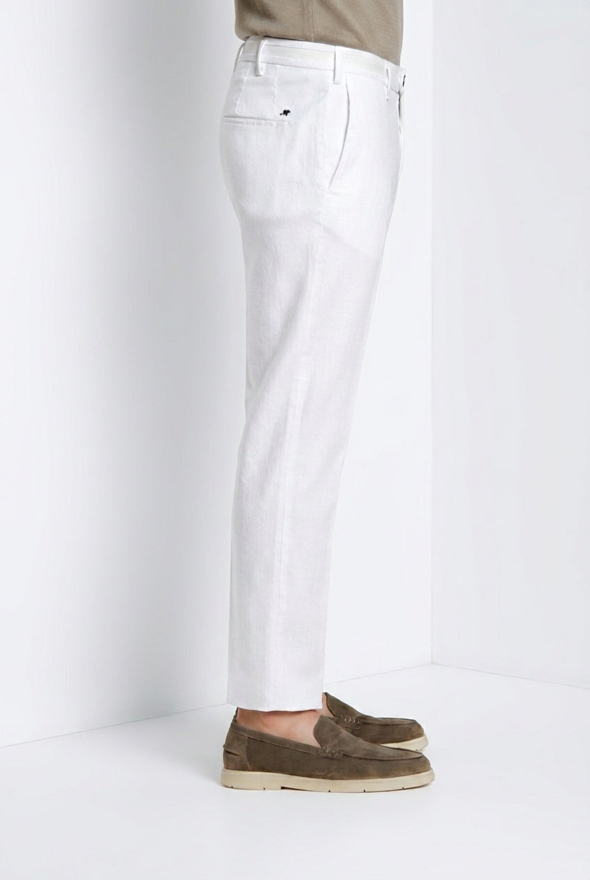 Dettaglio tasca pantalone chino uomo New York Cambridge Mason's bianco in twill SS26
