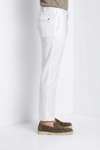 Dettaglio tasca pantalone chino uomo New York Cambridge Mason's bianco in twill SS26