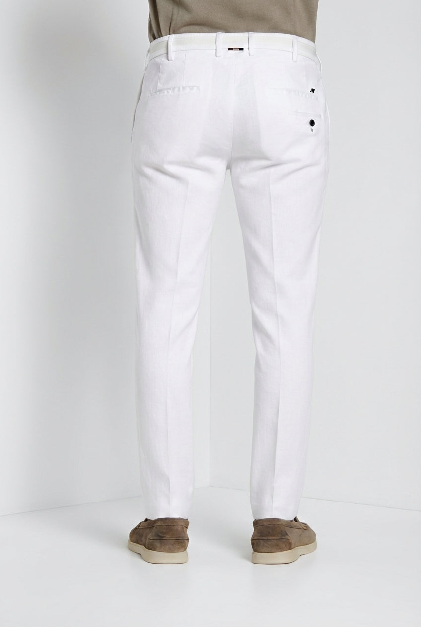 Pantalone chino uomo New York Cambridge Mason's bianco in twill regular fit, vista posteriore su modello SS26