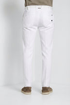 Pantalone chino uomo New York Cambridge Mason's bianco in twill regular fit, vista posteriore su modello SS26