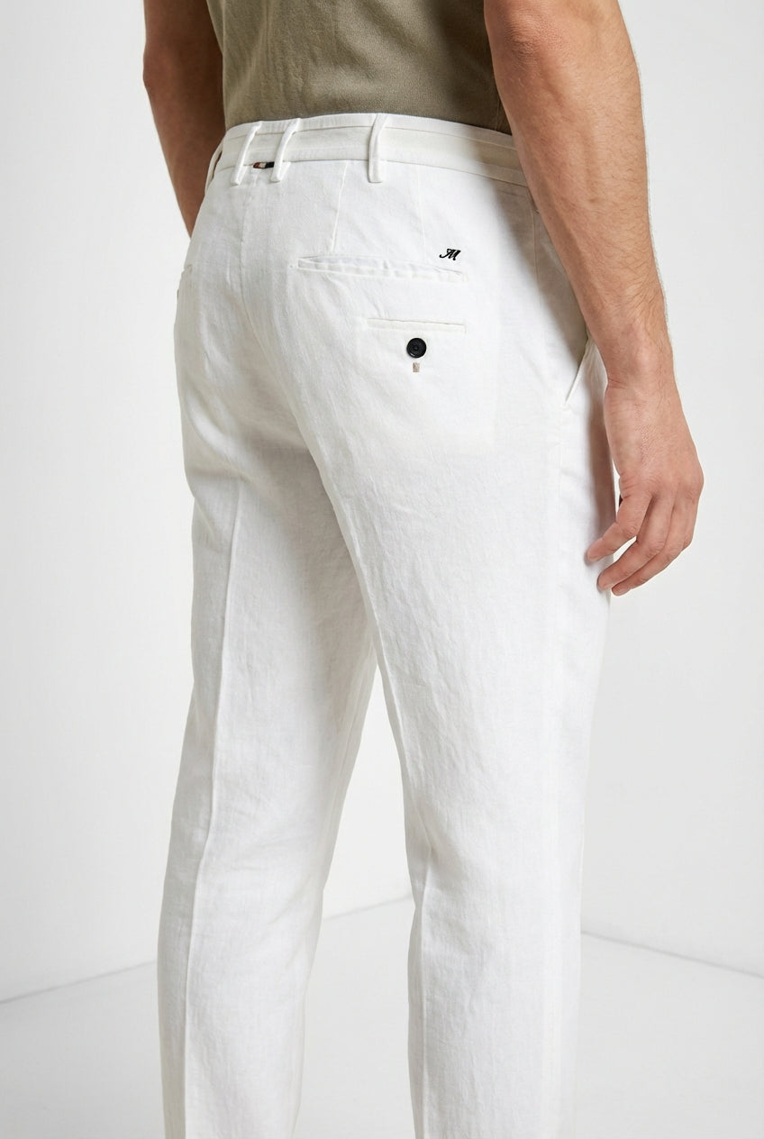 Pantalone chino uomo New York Cambridge Mason's bianco in twill regular fit, vista laterale su modello SS26