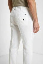 Pantalone chino uomo New York Cambridge Mason's bianco in twill regular fit, vista laterale su modello SS26