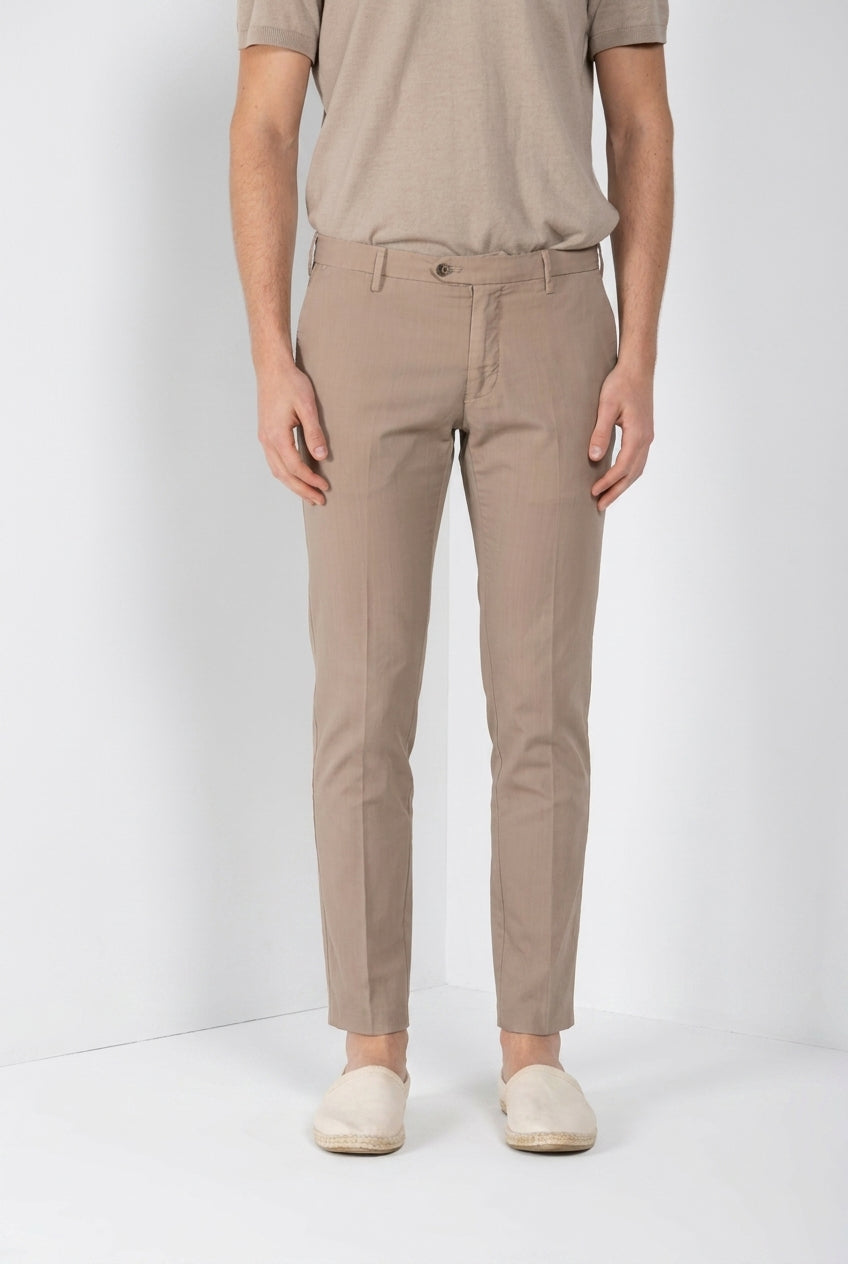 Dettaglio gamba pantalone chino uomo New York Mason's beige in twill SS26