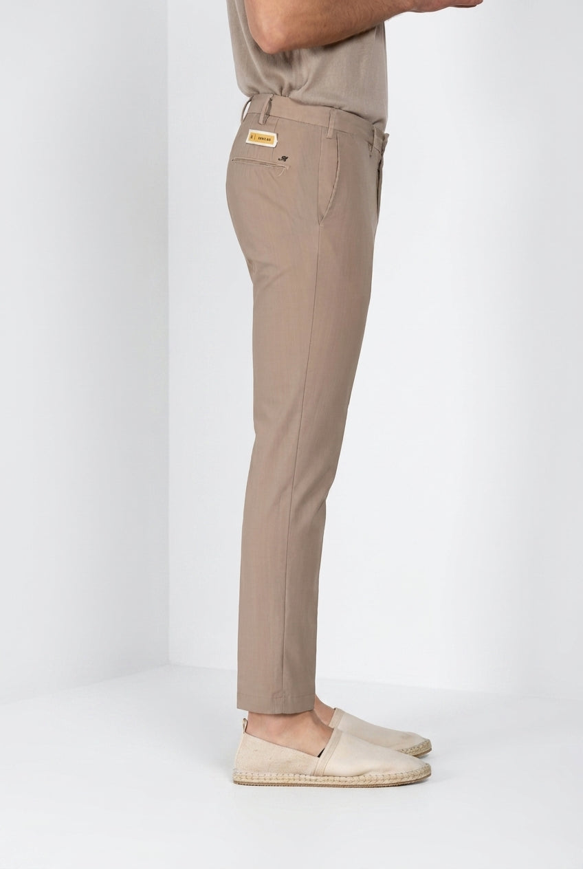 Pantalone chino uomo New York Mason's beige in twill regular fit, vista laterale su modello SS26