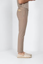 Pantalone chino uomo New York Mason's beige in twill regular fit, vista laterale su modello SS26