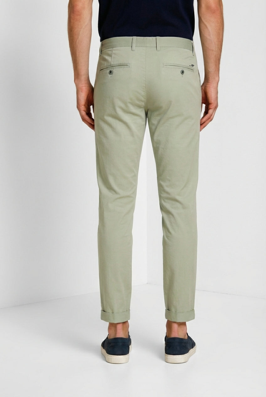 Pantalone chino uomo Milano Mason's stucco in gabardina stretch slim fit, vista posteriore su modello SS26