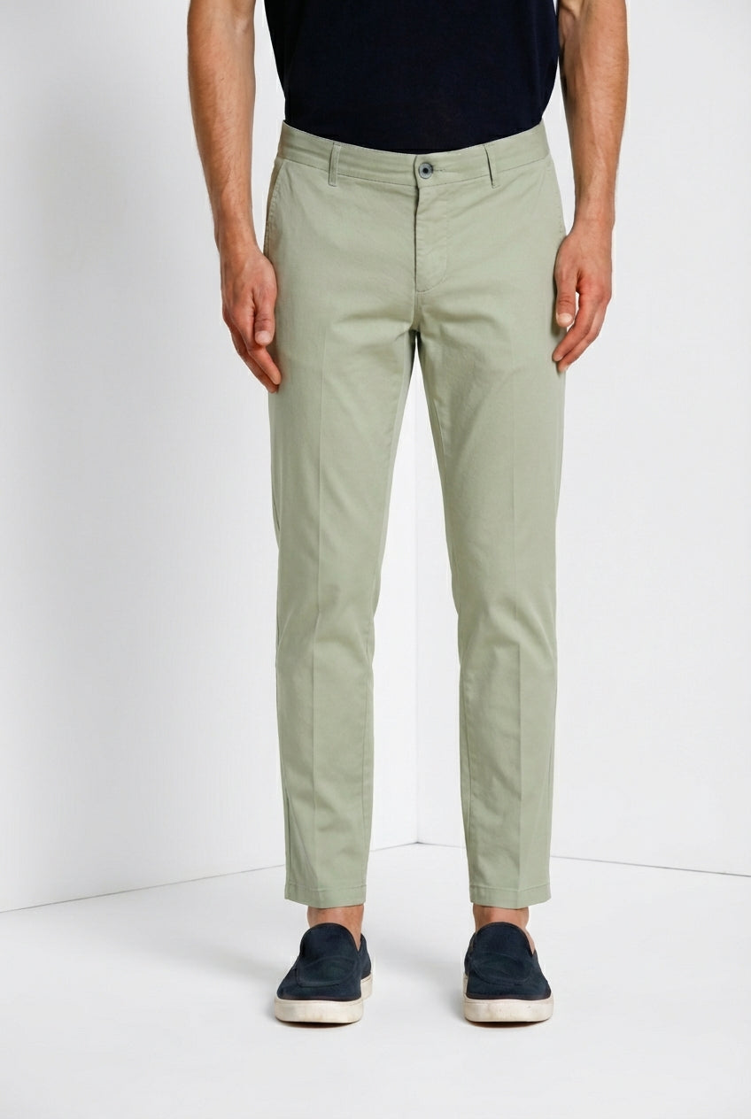 Dettaglio gamba pantalone chino uomo Milano Mason's stucco in gabardina stretch SS26