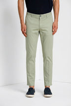 Dettaglio gamba pantalone chino uomo Milano Mason's stucco in gabardina stretch SS26