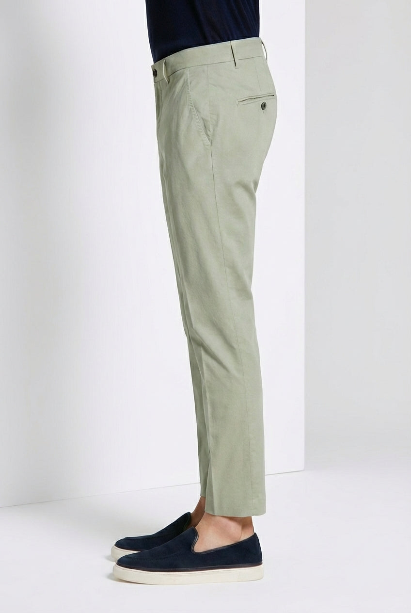 Pantalone chino uomo Milano Mason's stucco in gabardina stretch slim fit, vista laterale su modello SS26