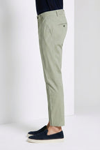 Pantalone chino uomo Milano Mason's stucco in gabardina stretch slim fit, vista laterale su modello SS26