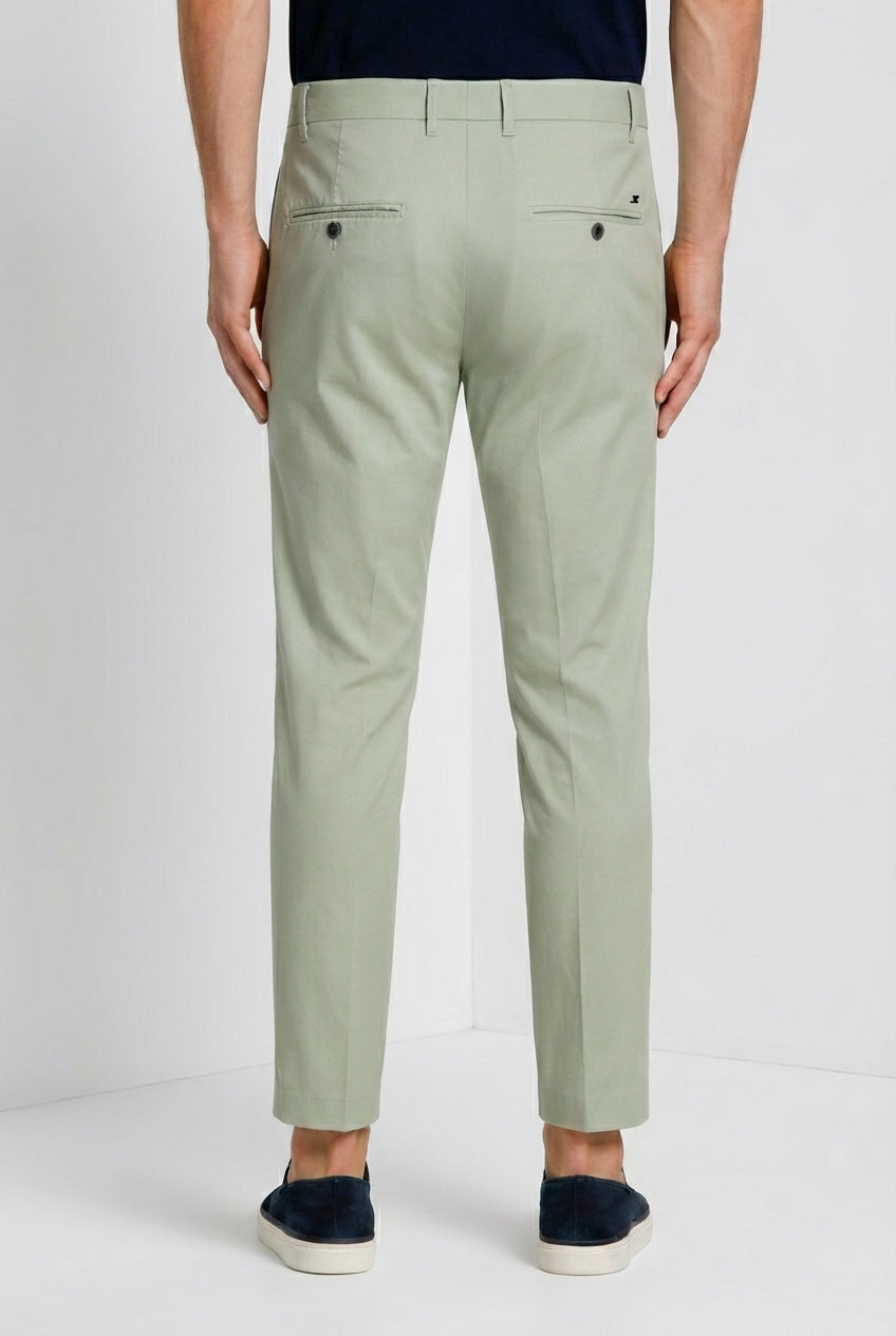 Pantalone chino uomo Milano Mason's stucco in gabardina stretch slim fit, vista frontale su modello SS26