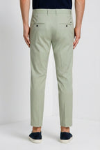 Pantalone chino uomo Milano Mason's stucco in gabardina stretch slim fit, vista frontale su modello SS26