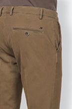 Milano pantalón chino hombre en gabardina stretch, corte extra slim ①