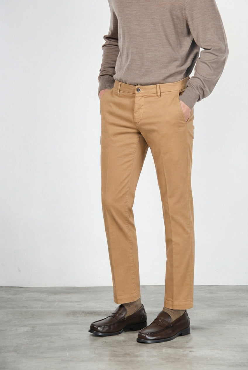 Milano pantalone chino uomo in gabardina stretch extra slim fit ①