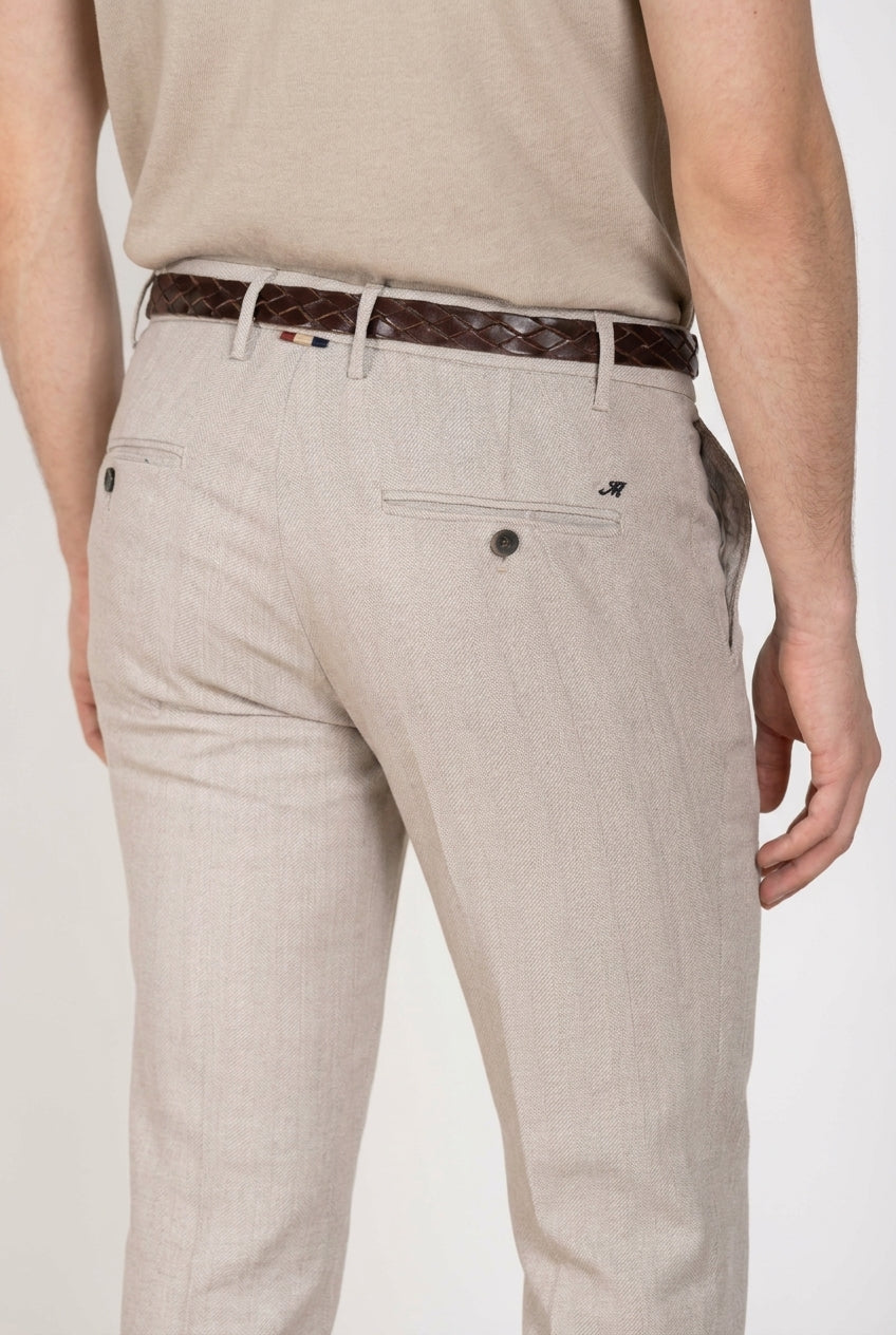 Dettaglio vita pantalone chino uomo Milano Mason's beige chiaro in resca SS26