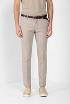 Dettaglio gamba pantalone chino uomo Milano Mason's beige chiaro in resca SS26