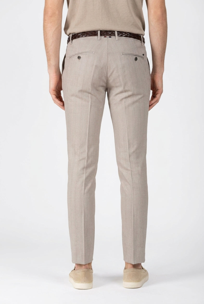 Pantalone chino uomo Milano Mason's beige chiaro in resca slim fit, vista posteriore su modello SS26