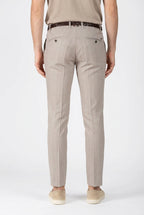 Pantalone chino uomo Milano Mason's beige chiaro in resca slim fit, vista posteriore su modello SS26