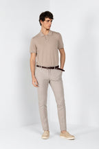 Dettaglio pantalone chino uomo Milano Mason's beige chiaro in resca SS26