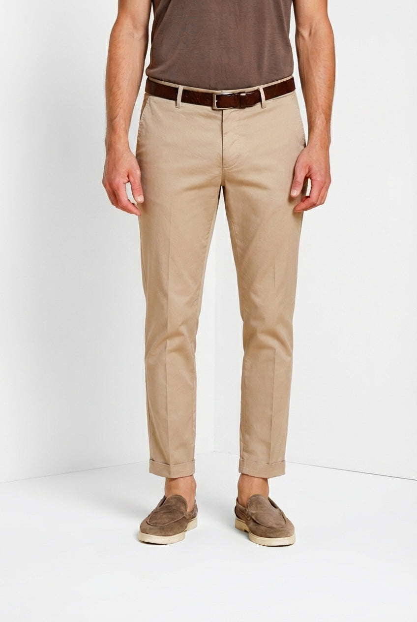 Pantalone chino uomo Milano Mason's beige medio in gabardina stretch slim fit, vista frontale su modello SS26