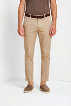 Pantalone chino uomo Milano Mason's beige medio in gabardina stretch slim fit, vista frontale su modello SS26