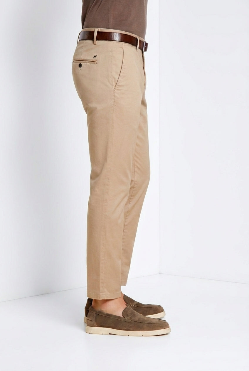 Pantalone chino uomo Milano Mason's beige medio in gabardina stretch slim fit, vista laterale su modello SS26