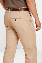 Pantalone chino uomo Milano Mason's beige medio in gabardina stretch slim fit, vista posteriore su modello SS26
