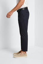 Pantalone chino uomo Milano Mason's blu notte in gabardina stretch slim fit, vista laterale su modello SS26