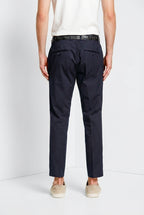 Pantalone chino uomo Milano Mason's blu notte in gabardina stretch slim fit, vista posteriore su modello SS26
