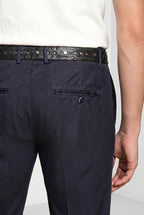 Dettaglio gamba pantalone chino uomo Milano Mason's blu notte in gabardina stretch SS26