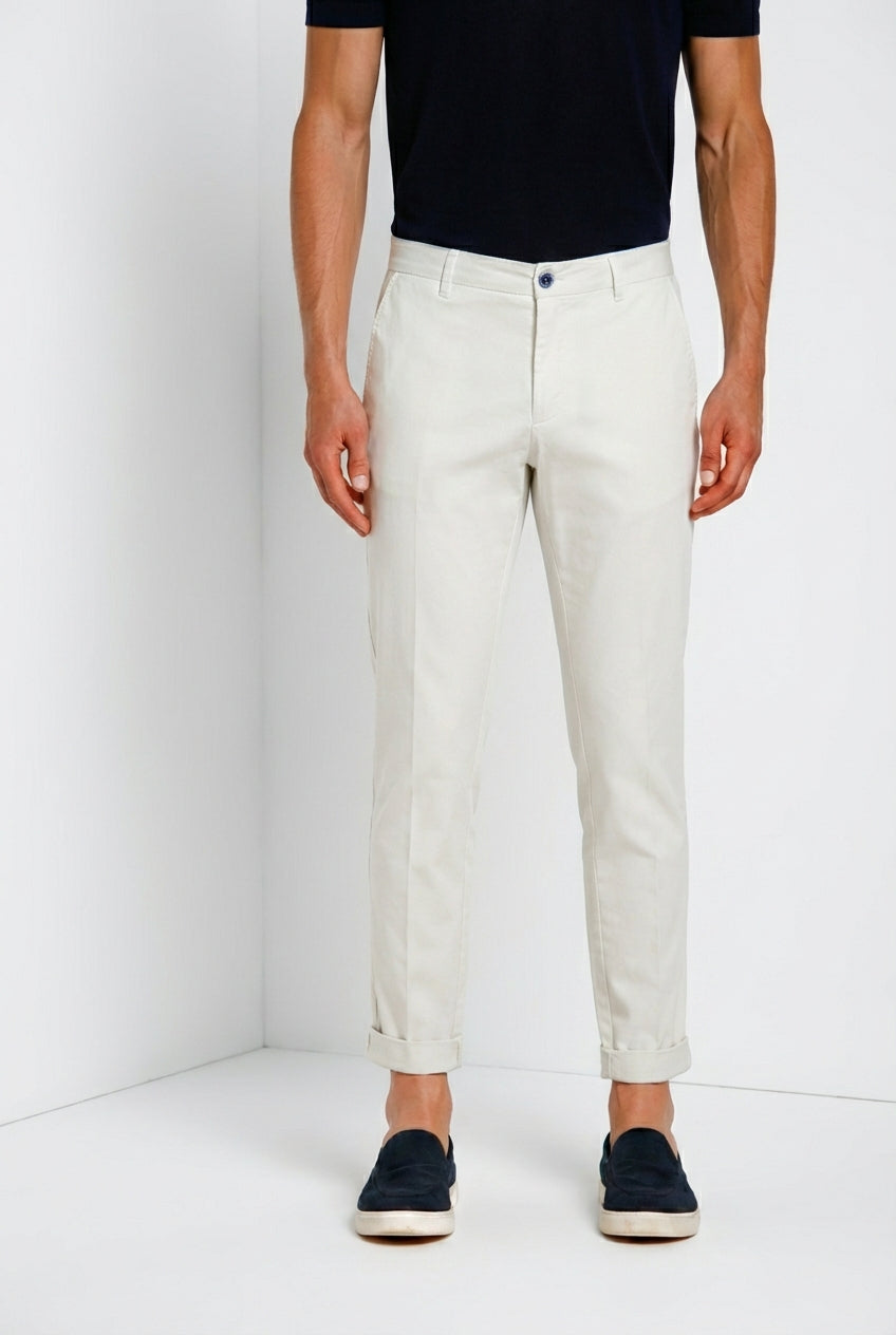 Pantalone chino uomo Milano Mason's celeste in gabardina stretch slim fit, vista frontale su modello SS26