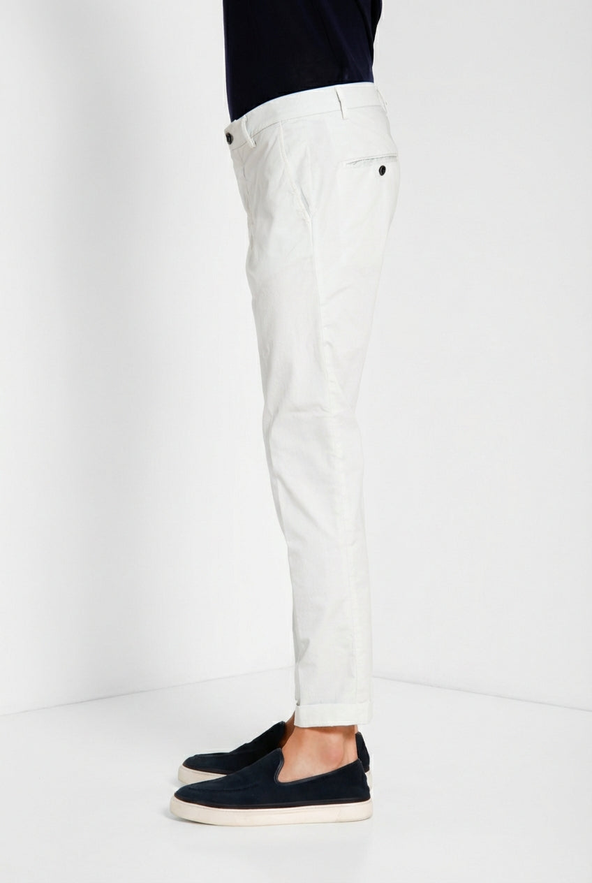 Pantalone chino uomo Milano Mason's celeste in gabardina stretch slim fit, vista laterale su modello SS26