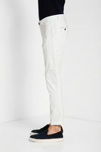 Pantalone chino uomo Milano Mason's celeste in gabardina stretch slim fit, vista laterale su modello SS26