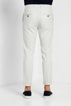 Pantalone chino uomo Milano Mason's celeste in gabardina stretch slim fit, vista posteriore su modello SS26