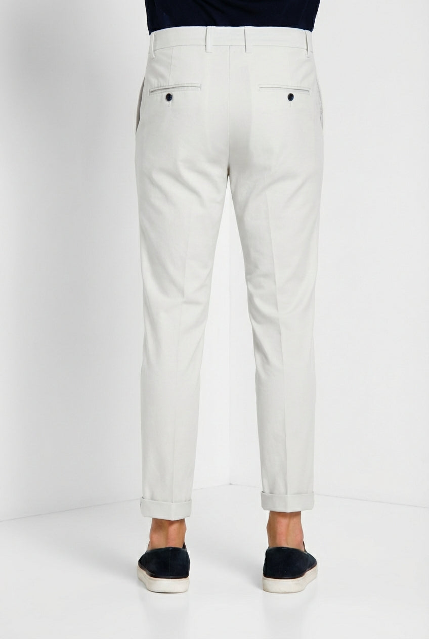 Pantalone chino uomo Milano Mason's celeste in gabardina stretch slim fit, vista posteriore su modello SS26