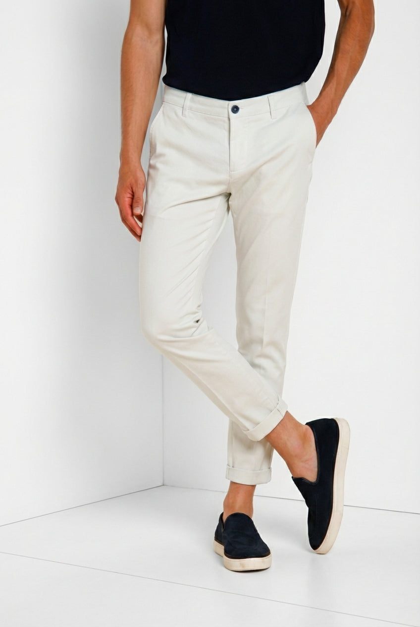 Dettaglio tasca pantalone chino uomo Milano Mason's celeste in gabardina stretch SS26